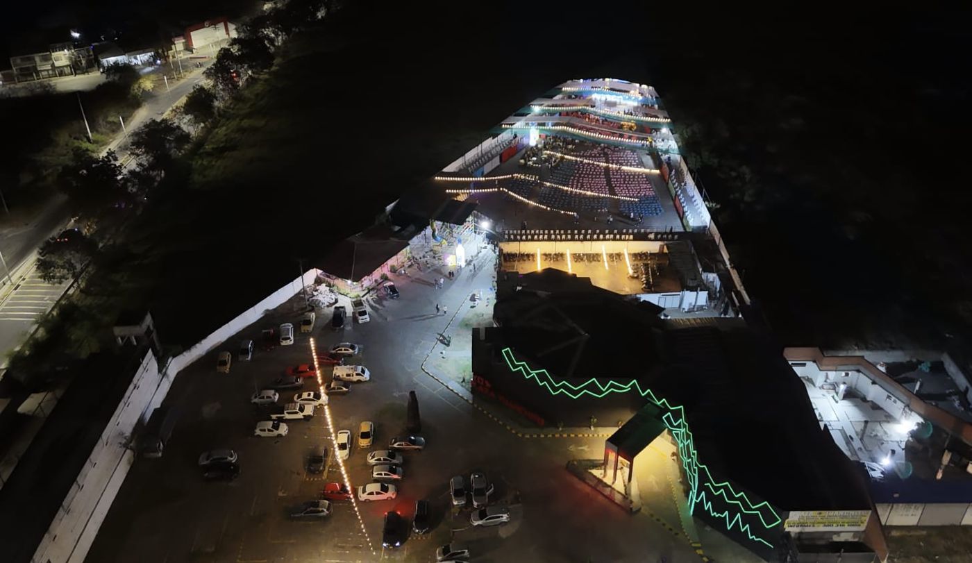 Vista aérea de noche de Plaza Juanchito iluminada, junto a la doble calzada Cali–Candelaria